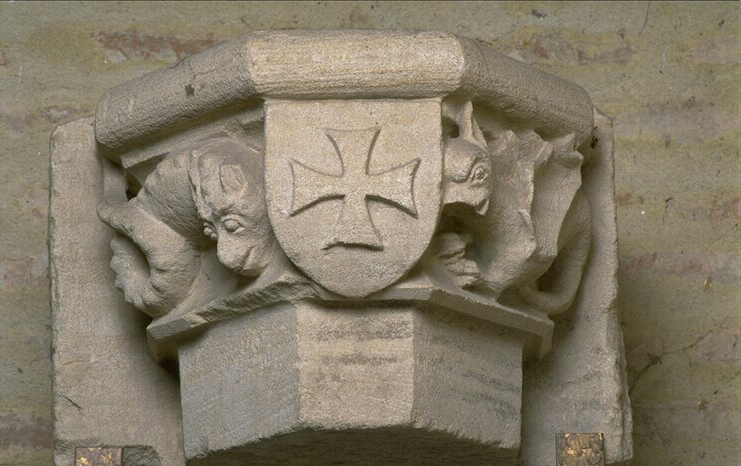 Chapiteau orné d'un écu portant une croix pattée datée de 1300-1400; Toulouse