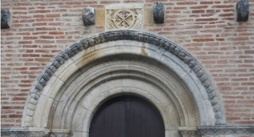 entrée de l'église templière de Montsaunès; France