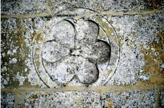 Détail du chrisme sur la façade de l'église cistercienne de Bonnefont.