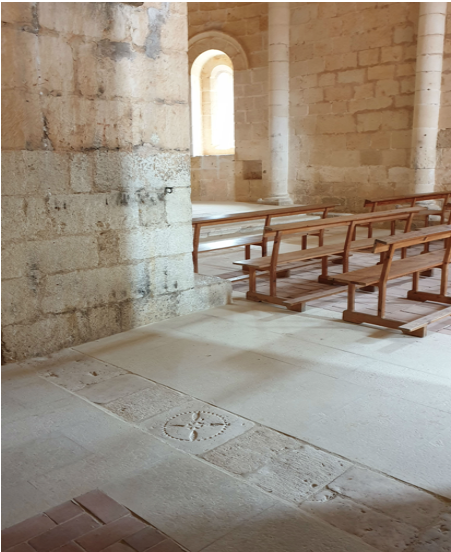 Intérieur de l'église San Bartolomé, alignement de la fenêtre des équinoxes avec la "dalle de santé"