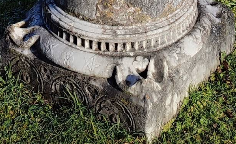 détail avec pentalphas, du pied d'une des deux colonnes de la salle capitulaire de l'abbaye cistercienne de bonnefont " bonne fontaine", fille de Morimond. Capture decran 2026 05 22 a 130610