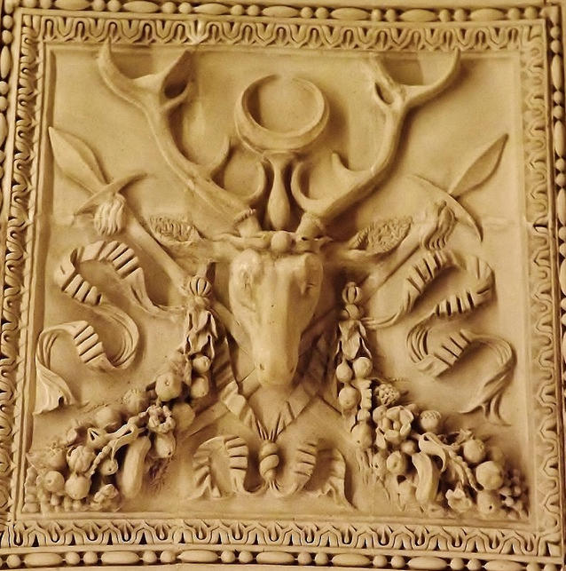 le cerf, roi de la forêt surmonté de la lune Hermétique,"plena est oemula solis" l'émule du soleil est pleine, " donec totum impleat orben" jusqu'à ce qu'elle remplisse le monde entier. plafond escalier d'Henri II palais du Louvre 1553. Capture decran 2026 06 01 a 124733