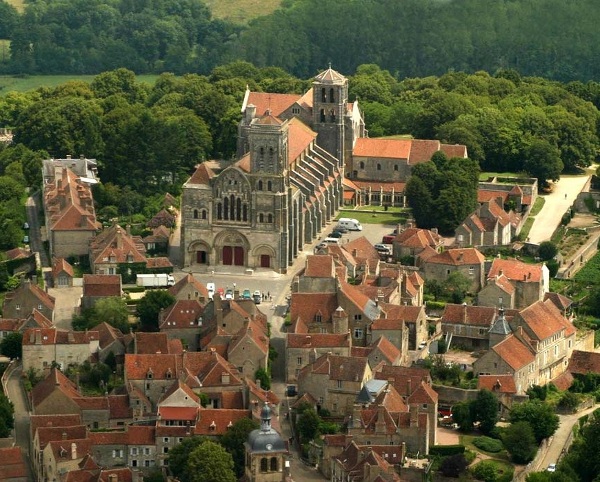 Vézelay; départ du pèlerinage de Saint-Jacques sur la voie limousine; photo: http://chevalautonomie25.e-monsite.com/pages/2010-morvan/de-foissy-les-vezelay-a-chastellux-sur-cure.html