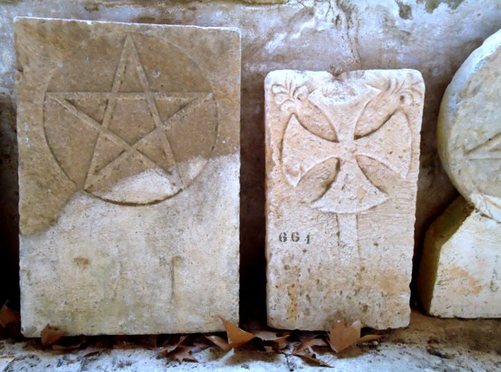 Pierres tombales situées dans l'ancienne maison cheftaine de la province templière du Portugal à Tomar . Photo:tomarterratemplariafotos.blogspot.fr/2011/07/estelas-funerarias-medievais.html