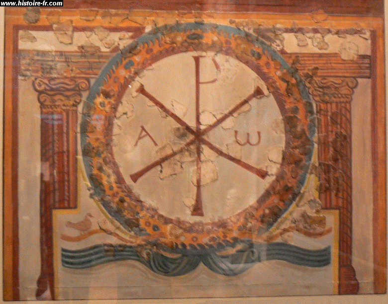 Mur en provenance d'une villa romaine de Lullingston (Angleterre.), sur lequel a été peint un chrisme (les couleurs ont été restaurées récemment.), IV° siècle après Jésus Christ, British Museum, Londres.