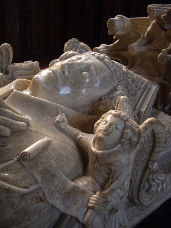 Gisant d'Hugues de Castillon, évêque de comminges; mort en 1352; cathédrale Sainte-Marie; Saint-Bertrand de Comminges; photo JP SCHMIT