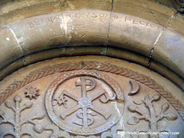 Chrisme entouré du soleil et de la lune; tympan de l'église du monastère cistercien de Sádaba Puilampa (Saragosse); source: http://www.arquivoltas.com/Presentacion/Presentacion59.htm