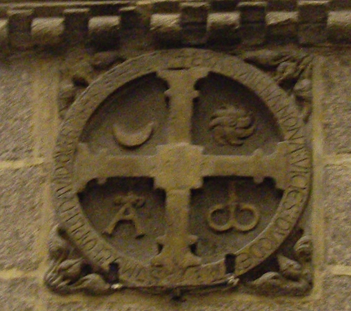 Croix dans le transept sud de la cathédrale Saint-Jacques-de-Compostelle; photo: JP SCHMIT