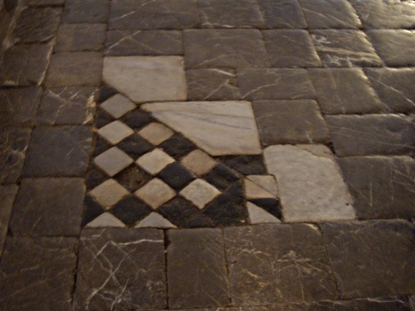 pavés noir et blanc de la cathédrale Sainte-Marie; à Saint-Bertrand-de-Comminges; photo: JP SCHMIT