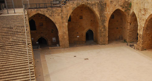 cour intérieure du palais des hospitaliers à Saint-Jean-d'Acre; source photo:www.akko.org.il/fr/La-Forteresse-Hospitali%C3%A8re