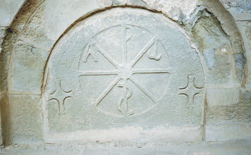 enfeu templier; monastère de Saint Jean Baptiste du Rocher;  Aragon; c'est au creux de ce rocher sombre comme l'Hadès que fut gardée la coupe du saint Graal jusqu'en 1399; photo JP Schmit