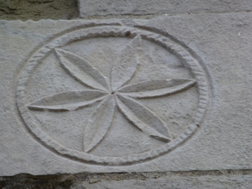 marque de la confrérie des bâtisseurs des Enfants de Maiître Jacques; détail extérieur de l'église San Bevignate; photo JP SCHMIT